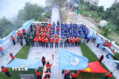 Lễ chào cờ “Tôi yêu Tổ quốc tôi”, theo nghi thức của Hội Liên hiệp Thanh niên Việt Nam tại cột cờ A Pa Chải (xã Sín Thầu). (Ảnh: TTXVN phát)
