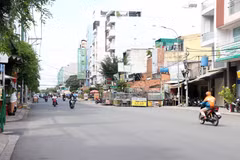 Nhiều đoạn còn vướng mặt bằng nên mặt đường bị “bóp” lại chỉ còn khoảng một nửa. (Ảnh: Tiến Lực/TTXVN)