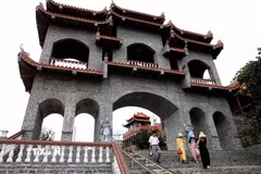 Du khách tham quan Trùng Sơn Cổ Tự tọa lạc trên núi cao tại xã Ninh Hải (Khánh Hòa). (Ảnh: Đặng Tuấn/TTXVN)