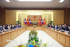 Thủ tướng Phạm Minh Chính hội kiến Tổng Bí thư, Chủ tịch nước Lào Thongloun Sisoulith. (Ảnh: Dương Giang/TTXVN)