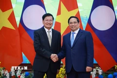 Thủ tướng Phạm Minh Chính hội kiến Tổng Bí thư, Chủ tịch nước Lào Thongloun Sisoulith. (Ảnh: Dương Giang/TTXVN)