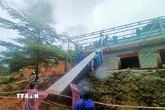 Một trong những ngôi nhà bị hư hại hoàn toàn ở xã Trà Leng đang được xây dựng mới. (Ảnh: Đoàn Hữu Trung/TTXVN)