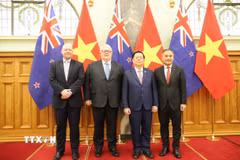 Trưởng Ban Tuyên giáo và Dân vận Trung ương Nguyễn Trọng Nghĩa cùng Chủ tịch Quốc hội New Zealand Gerry Brownlee và các đại biểu. (Ảnh: Thanh Tú/TTXVN)