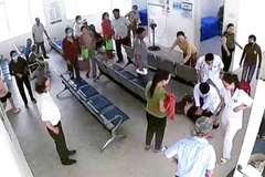 Sơ cứu bệnh nhân P. bị ngưng tim ngay tại chỗ phòng khám nội tim mạch. (Ảnh: Bệnh viện Đa khoa Trung ương Quảng Nam)