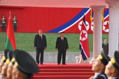Nhà lãnh đạo Triều Tiên Kim Jong Un và Tổng thống Belarus Aleksandr Lukashenko. (Ảnh: Reuters)