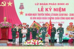 Thiếu tướng Nguyễn Hồng Phong, Tư lệnh Binh chủng Pháo binh trao Huân chương Quân công hạng Nhì cho Lữ đoàn Pháo binh 45. (Ảnh: Trọng Đức/TTXVN)