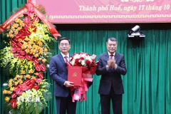 Ủy viên Bộ Chính trị, Bí thư Trung ương Đảng, Trưởng ban Tổ chức Trung ương Lê Minh Hưng trao quyết định của Bộ Chính trị chỉ định ông Nguyễn Đình Trung giữ chức Bí thư Thành ủy Huế. (Ảnh: Nguyên Lý/TTXVN)