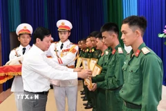 Phó Chủ tịch Ủy ban Nhân dân tỉnh Tây Ninh, Trưởng ban Chỉ đạo 515 tỉnh Phạm Tấn Hòa trao Bằng khen cho các chiến sỹ tham gia tìm kiếm, quy tập hài cốt liệt sỹ giai đoạn 24 (Mùa khô 2024-2025). (Ảnh: Đức Hạnh/TTXVN)