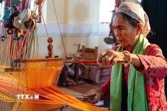 Nghề dệt ở làng Mỹ Nghiệp chủ yếu gắn liền với hình ảnh người phụ nữ, theo phong tục mẹ truyền con nối. (Ảnh: Khánh Hòa/TTXVN)