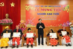 Bí thư Thành ủy Hạ Long Vũ Quyết Tiến mừng thọ người cao tuổi ở xã Thống Nhất. (Ảnh: TTXVN phát)