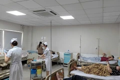 Các ca nghi ngộ độc sau khi ăn bánh mỳ đang điều trị tại bệnh viện. (Ảnh: Báo Lâm Đồng)