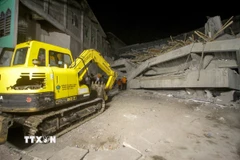 Lực lượng cứu hộ làm nhiệm vụ tại hiện trường vụ sập phòng cầu nguyện ở tỉnh Đông Java, Indonesia ngày 29/9/2025. (Ảnh: THX/TTXVN)