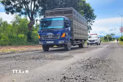 Mặt đường Hùng Vương, xã Ia Pa (Gia Lai) hư hỏng nghiêm trọng ngay sau khi được nghiệm thu. (Ảnh: Hoài Nam/TTXVN)
