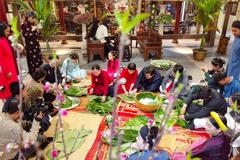 Giữa lòng phố cổ, cùng gói bánh chưng đón Tết như cách của người Hà Nội xưa. (Ảnh: Thanh Tùng/TTXVN)