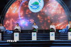 Ông Lê Tiến Châu, Bí thư Thành ủy Hải Phòng (giữa) cùng các lãnh đạo thành phố Hải Phòng và đặc khu Cát Hải thực hiện nghi thức khai mạc du lịch Cát Bà năm 2026. (Ảnh: Minh Thu/TTXVN)