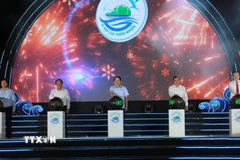 Ông Lê Tiến Châu, Bí thư Thành ủy Hải Phòng (giữa) cùng các lãnh đạo thành phố Hải Phòng và đặc khu Cát Hải thực hiện nghi thức khai mạc du lịch Cát Bà năm 2026. (Ảnh: Minh Thu/TTXVN)