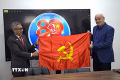 Đại sứ Việt Nam tại Israel Lý Đức Trung tặng cờ Đảng cho đồng chí Issam Makhoul, Ủy viên Bộ Chính trị Đảng Cộng sản Israel, Chủ tịch Hadash. (Ảnh: Thanh Bình/TTXVN)