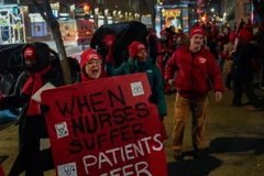 Các y tá đình công bên ngoài Bệnh viện Mount Sinai West. (Ảnh: AP)