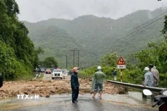 Mưa lớn gây sạt lở tại Km280 Hồ Chí Minh nhánh Tây. (Ảnh: TTXVN phát)