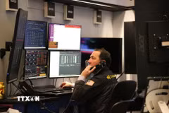 Giao dịch viên tại sàn chứng khoán New York, Mỹ. (Ảnh: THX/TTXVN)