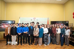 Các bạn sinh viên Việt Nam và Nga tham dự buổi chiếu phim tài liệu “Nguyễn Ái Quốc - Hồ Chí Minh: Hành trình đi tìm hình của Nước" tại trường Đại học Sư phạm Quốc gia Herzen. (Ảnh: Trần Hải/TTXVN)