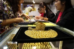 Trang sức vàng được bày bán tại tiệm kim hoàn ở Yangon, Myanmar. (Ảnh: THX/TTXVN)