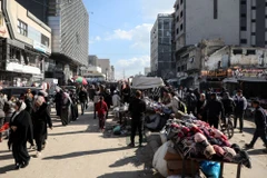 Người dân tại thành phố Gaza ngày 15/1/2026. (Ảnh: THX/TTXVN)