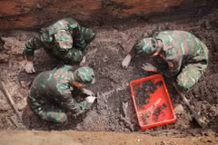 Quy trình sau khi khai quật hài cốt liệt sỹ được thực hiện cẩn thận, tỉ mỉ, khoa học, đảm bảo an toàn. (Ảnh: Phan Phương/TTXVN)