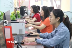 Cán bộ làm việc tại phường Bến Thành, Thành phố Hồ Chí Minh. (Ảnh: Thanh Vũ/TTXVN)