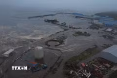 Sóng thần sau động đất gây ngập lụt tại thị trấn Severo-Kurilsk, Nga ngày 30/7/2025. (Ảnh: AA/TTXVN)
