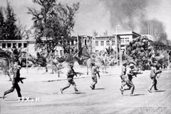 Trưa 7/1/1979, các lực lượng vũ trang cách mạng Campuchia cùng Quân tình nguyện Việt Nam tiến vào giải phóng Thủ đô Phnom Penh, lật đổ chế độ diệt chủng Pol Pot, hồi sinh và mang lại tương lai tươi sáng cho đất nước Chùa Tháp. (Ảnh: TTXVN)