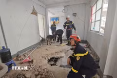 Lực lượng cứu hộ cứu nạn Bộ Công an tìm kiếm nạn nhân trong 1 tòa nhà ở thị trấn Zabuthari, thủ đô Nay Pyi Taw. (Ảnh: TTXVN phát)