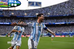 Tiền đạo Lionel Messi ăn mừng sau khi ghi bàn thắng mở tỷ số cho đội tuyển Argentina ở phút 17 trong trận gặp Algeria. (Ảnh: AFP/TTXVN)