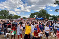 Cổ động viên Mỹ tại FIFA Fan Festival tại Lemon Hill (Philadelphia) ăn mừng chiến thắng 2-0 trước Australia. (Ảnh: Ngọc Quang/TTXVN)
