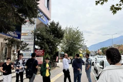 Người dân Thổ Nhĩ Kỳ chạy ra đường sau khi cảm nhận rung chấn do động đất. (Ảnh: AA)