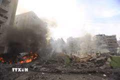 Tòa nhà bị phá hủy sau cuộc không kích của Israel tại Beirut, Liban. (Ảnh: THX/TTXVN)