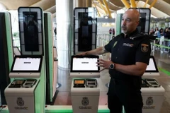 Một cảnh sát Tây Ban Nha giới thiệu hệ thống xuất nhập cảnh để đăng ký sinh trắc học tại sân bay Madrid-Barajas. (Ảnh: Reuters)