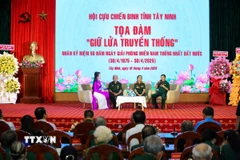 Quang cảnh buổi tọa đàm “Giữ lửa truyền thống”. (Ảnh: Giang Phương/TTXVN)