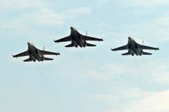 Biên đội máy bay tiêm kích Su-30MK2 của lực lượng không quân Việt Nam bay trình diễn. (Ảnh: Văn Điệp/TTXVN)