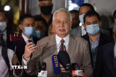 Cựu Thủ tướng Malaysia Najib Razak trả lời báo giới trước khi rời toà án ở Kuala Lumpur, ngày 28/7/2020. (Ảnh: THX/TTXVN)