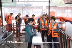 Du khách quốc tế tham quan Khu du lịch Tam Cốc-Bích Động, Ninh Bình. (Ảnh: Đức Phương/TTXVN)