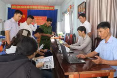 Cán bộ phường Bạc Liêu hỗ trợ học sinh thực hiện dịch vụ công trực tuyến tại trụ sở khóm 2. (Ảnh: Tuấn Kiệt/TTXVN)
