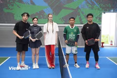 Trọng tài Sofya Tindronova và các vận động viên phong trào chuẩn bị làm thủ tục thi đấu. (Ảnh: Văn Hiếu)