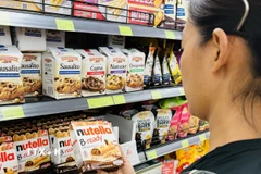 Một phụ nữ xem xét kỹ sản phẩm halal trước khi lựa chọn. (Ảnh minh họa. Đỗ Quyên/TTXVN)