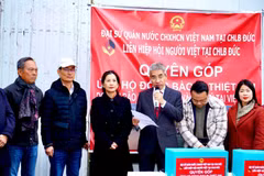 Đại sứ Nguyễn Đắc Thành phát động quyên góp ủng hộ đồng bào bị ảnh hưởng bão lụt trong nước. (Ảnh: TTXVN)
