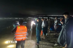 Lực lượng chức năng xuyên đêm tìm kiếm các nạn nhân. (Ảnh: TTXVN phát)