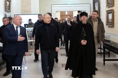 Tổng thống Vladimir Putin (giữa) cùng Thống đốc thành phố cảng Sevastopol, Mikhail Razvozhayev, thăm một khu khảo cổ học ngày 18/3/2023. (Ảnh: AFP/TTXVN)