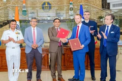 Các quan chức Ấn Độ và Pháp tại lễ ký thỏa thuận ở New Delhi ngày 28/4/2025. (Ảnh: ANI/TTXVN)
