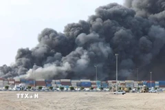 Hiện trường vụ nổ tại cảng Bandar Abbas, tỉnh Hormozgan, miền Nam Iran ngày 26/4/2025. (Ảnh: THX/TTXVN)