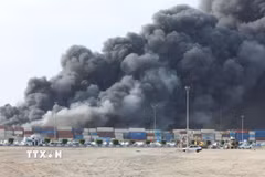 Hiện trường vụ nổ tại cảng Bandar Abbas, tỉnh Hormozgan, miền Nam Iran ngày 26/4/2025. (Ảnh: THX/TTXVN)